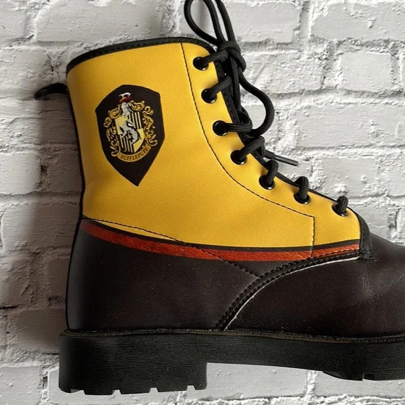 HARRY POTTER | Hufflepuff themed lace up boots - Picture 5 of 12